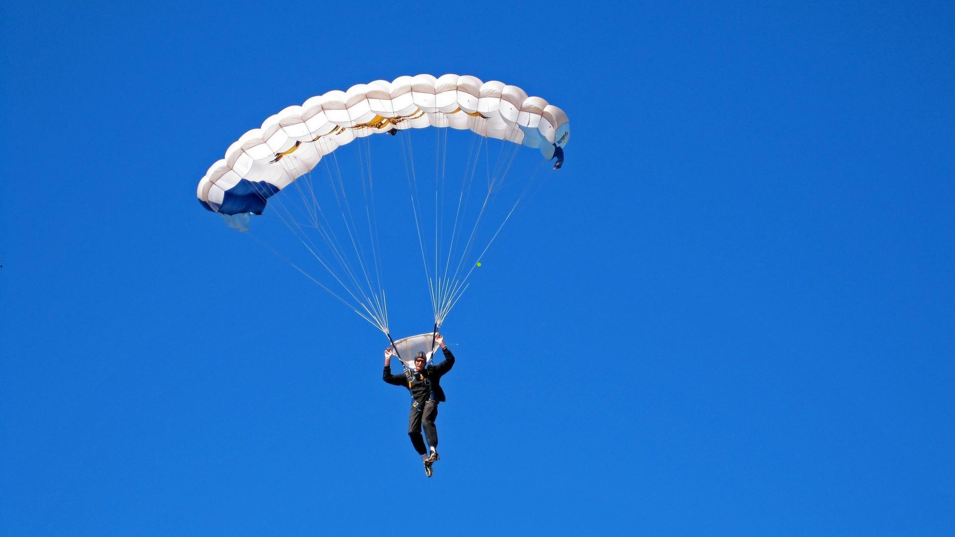 徐亮解说中嘲讽河南后卫引发轩然大波，道歉后联赛官方仍坚持投诉